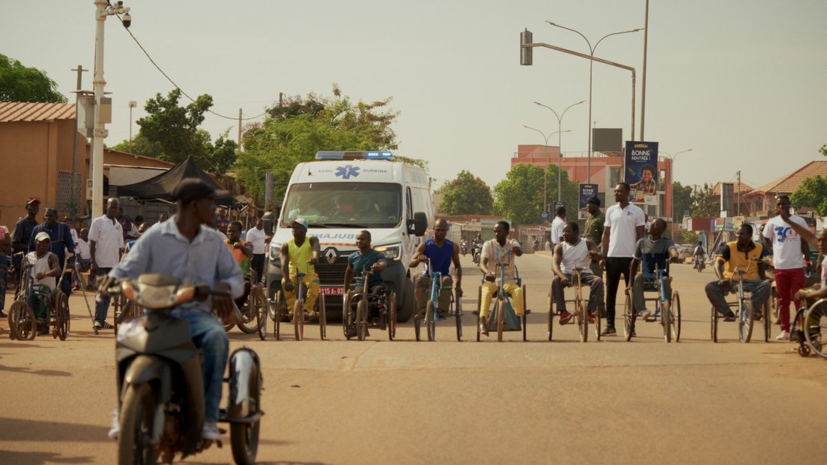 Rollstuhlwerkstatt AMPO Ouagadougou — Mitarbeiter bei der Arbeit