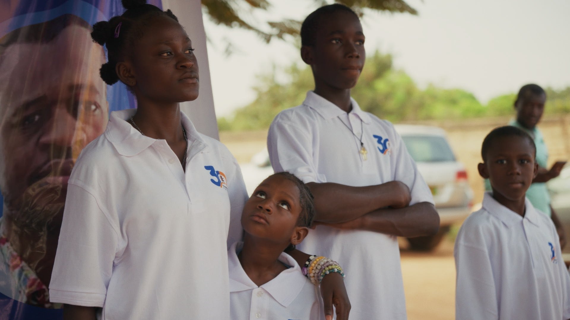 Mama Tenga begrüßt die Kinder in Ouagadougou
