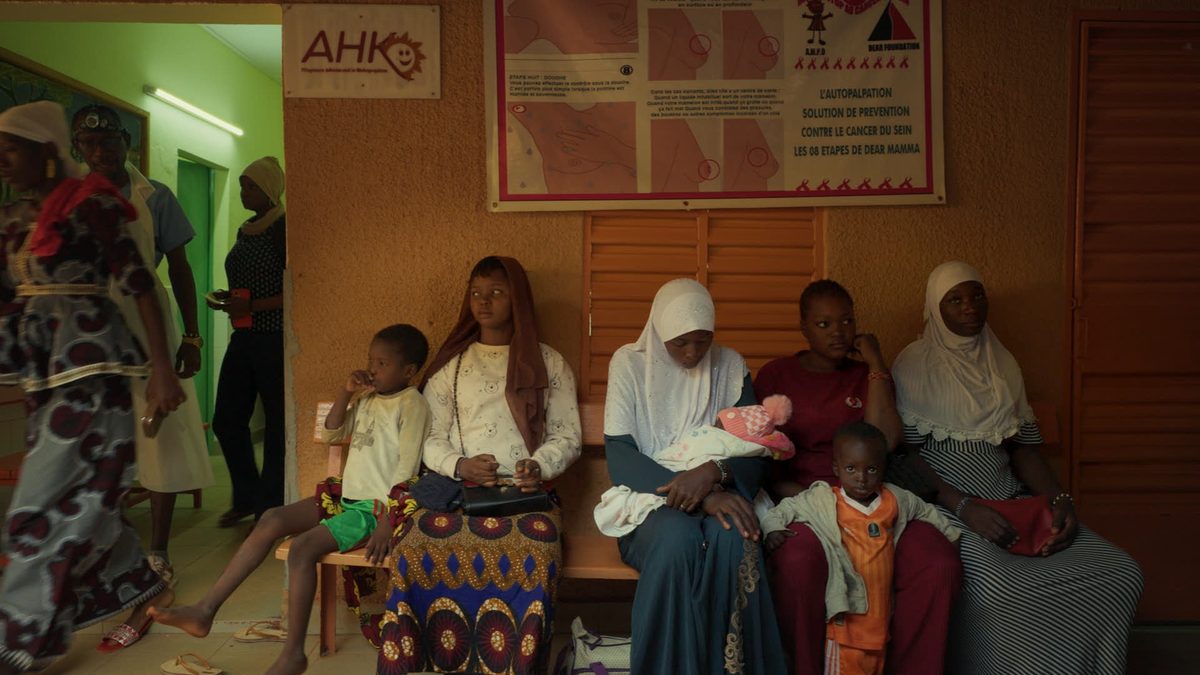 Wartebereich der AMPO-Krankenstation — Frauen und Kinder