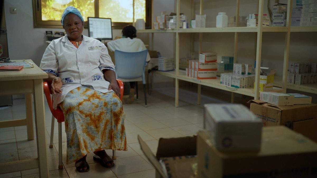 Marcelle Sawadogo in der Apotheke der AMPO-Krankenstation