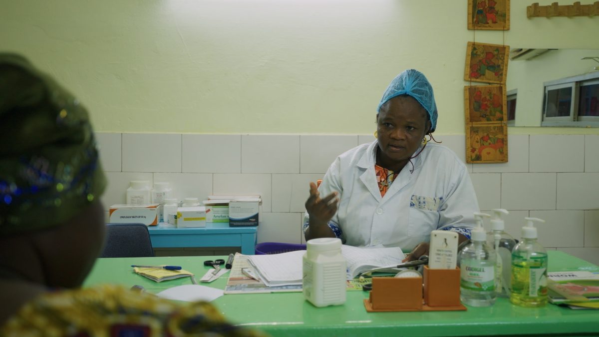 Marcelle Sawadogo in der Sprechstunde mit einer Patientin